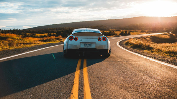 Auto en una ruta de montaña con curvas