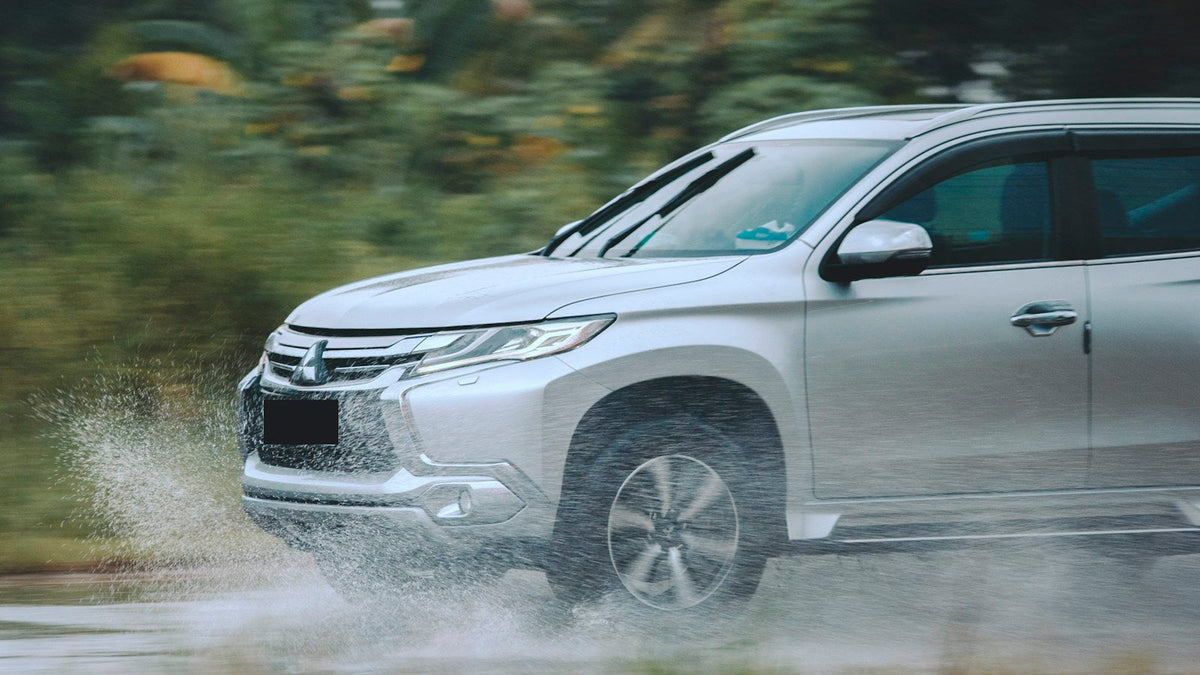 SUV atravesando agua en el camino