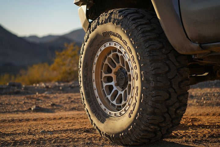 Neumaticos all terrain A/T montados en una pick-up 4x4 sobre camino de tierra