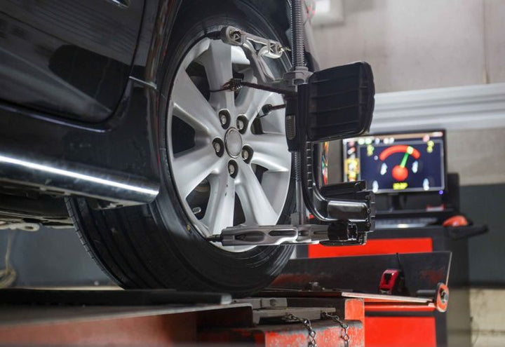 Rotacion de neumaticos en taller: cambio de posicion de cubiertas del auto
