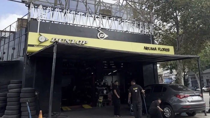 Frente de la sucursal NEUMAFLORES en Flores, Av. Eva Perón 3354