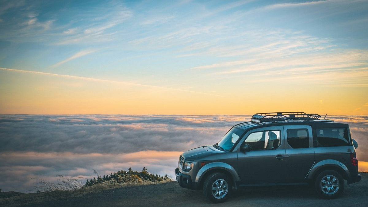 SUV sobre un mirador con nubes