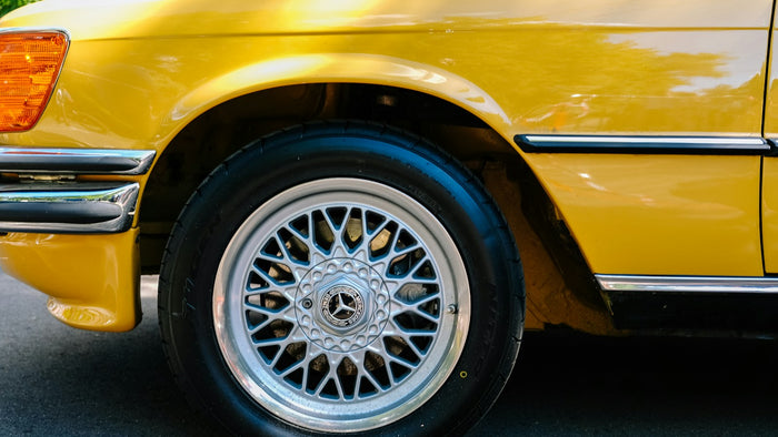 Rueda de un auto clásico amarillo