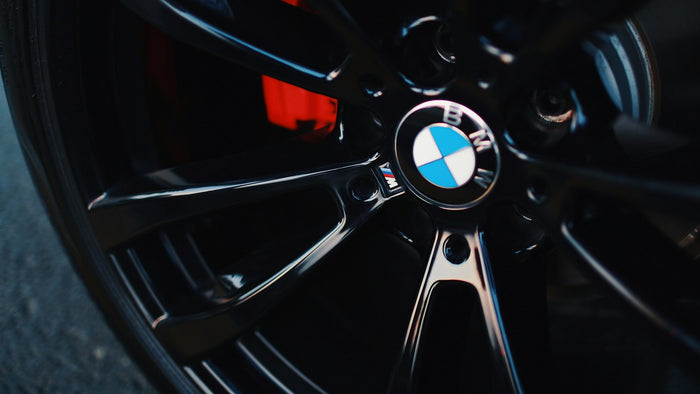 Rueda de un BMW con llanta de aleación