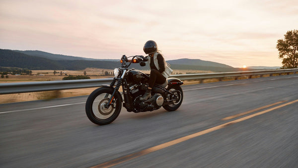 Motociclista en la ruta al atardecer