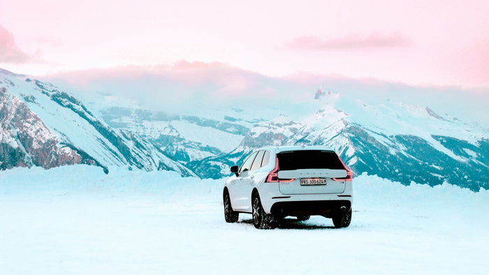 SUV blanca en un paisaje nevado