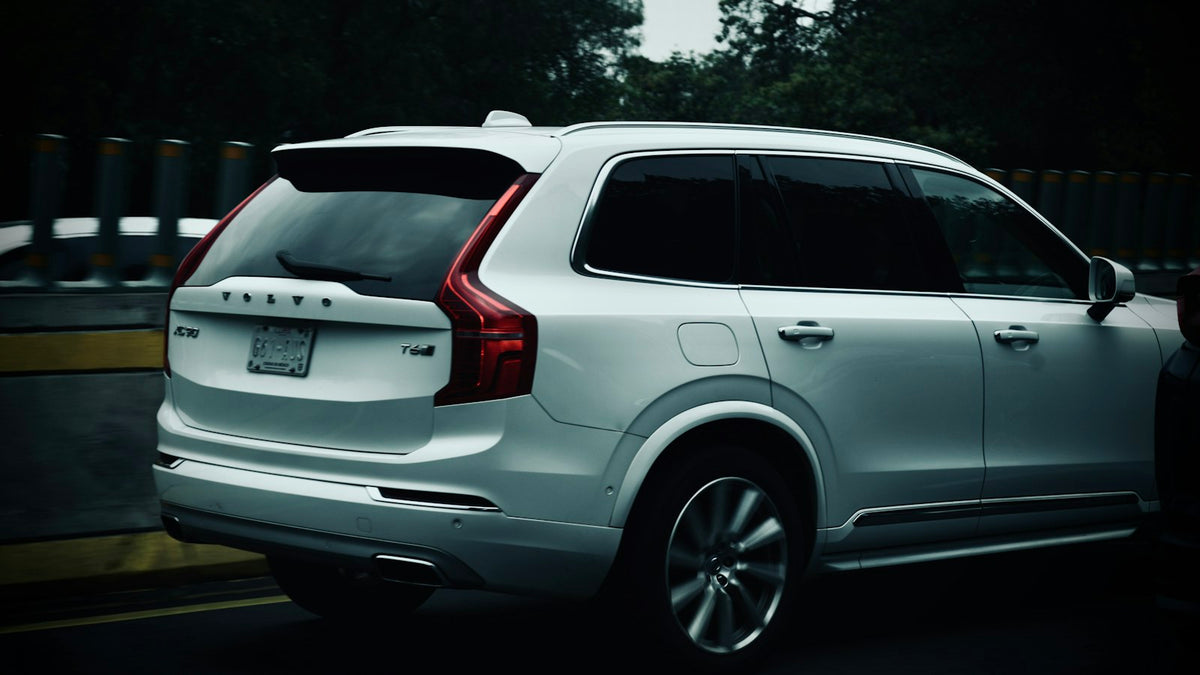 SUV blanca estacionada