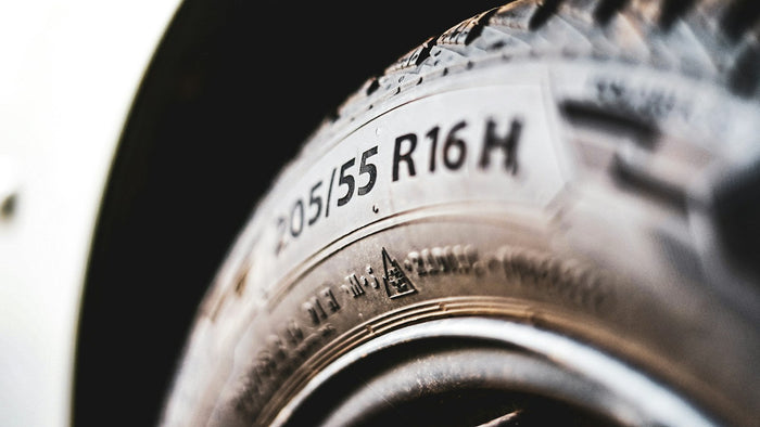 Flanco de un neumático con la medida 205/55 R16