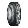 Neumático Yokohama Bluearth AE51 205/55R17 95V con banda de rodadura y marca del fabricante en fondo blanco